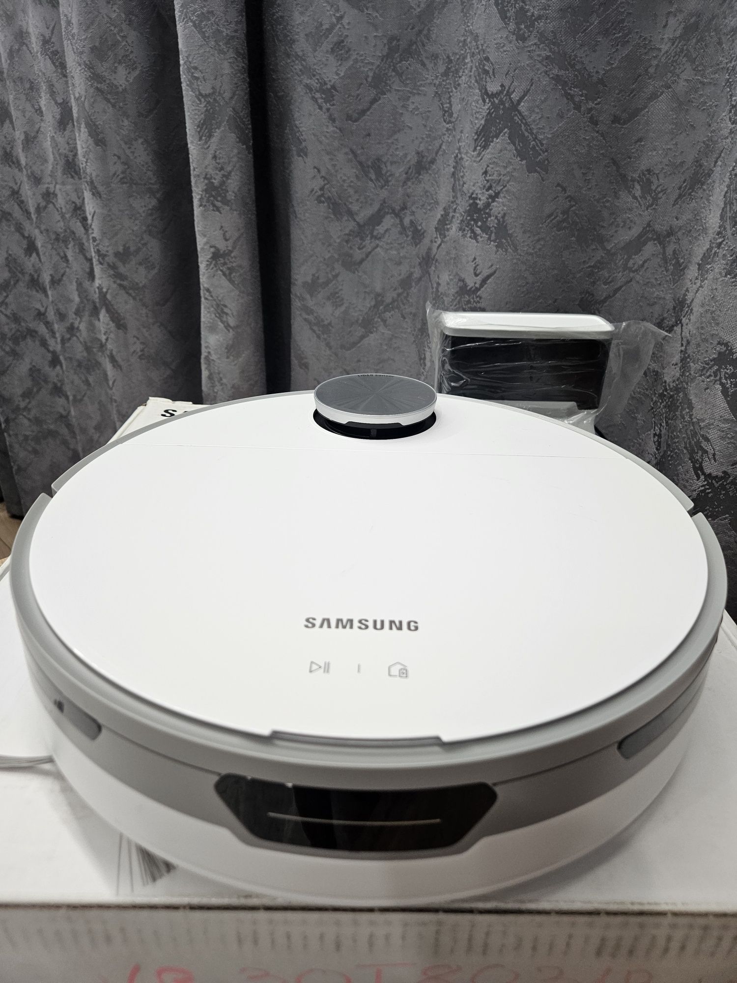 Робот-пылесос Samsung VR30T80313W