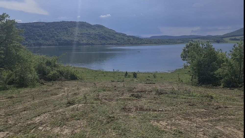 Продавам парцел на брега на яз.Цонево