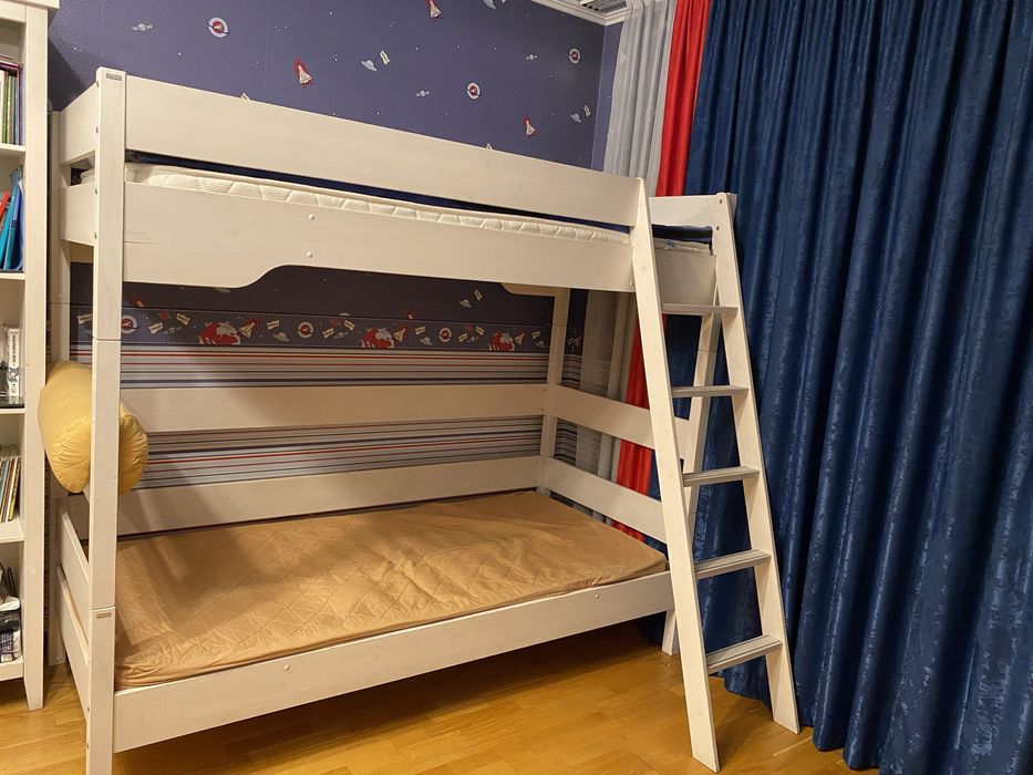 Двухъярусная кровать
