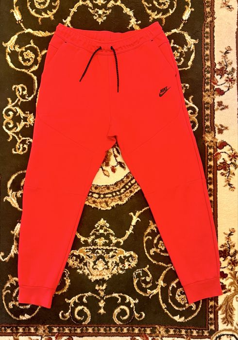Pantaloni rosii nike tech
