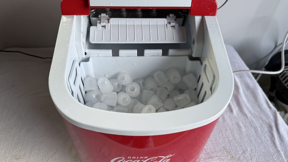 Aparat de facut cuburi de gheta , coca cola