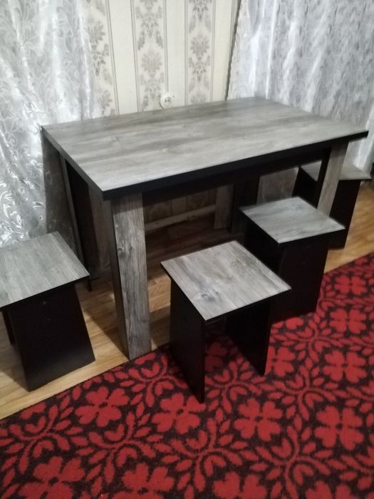 Стол с табуретами в кухню