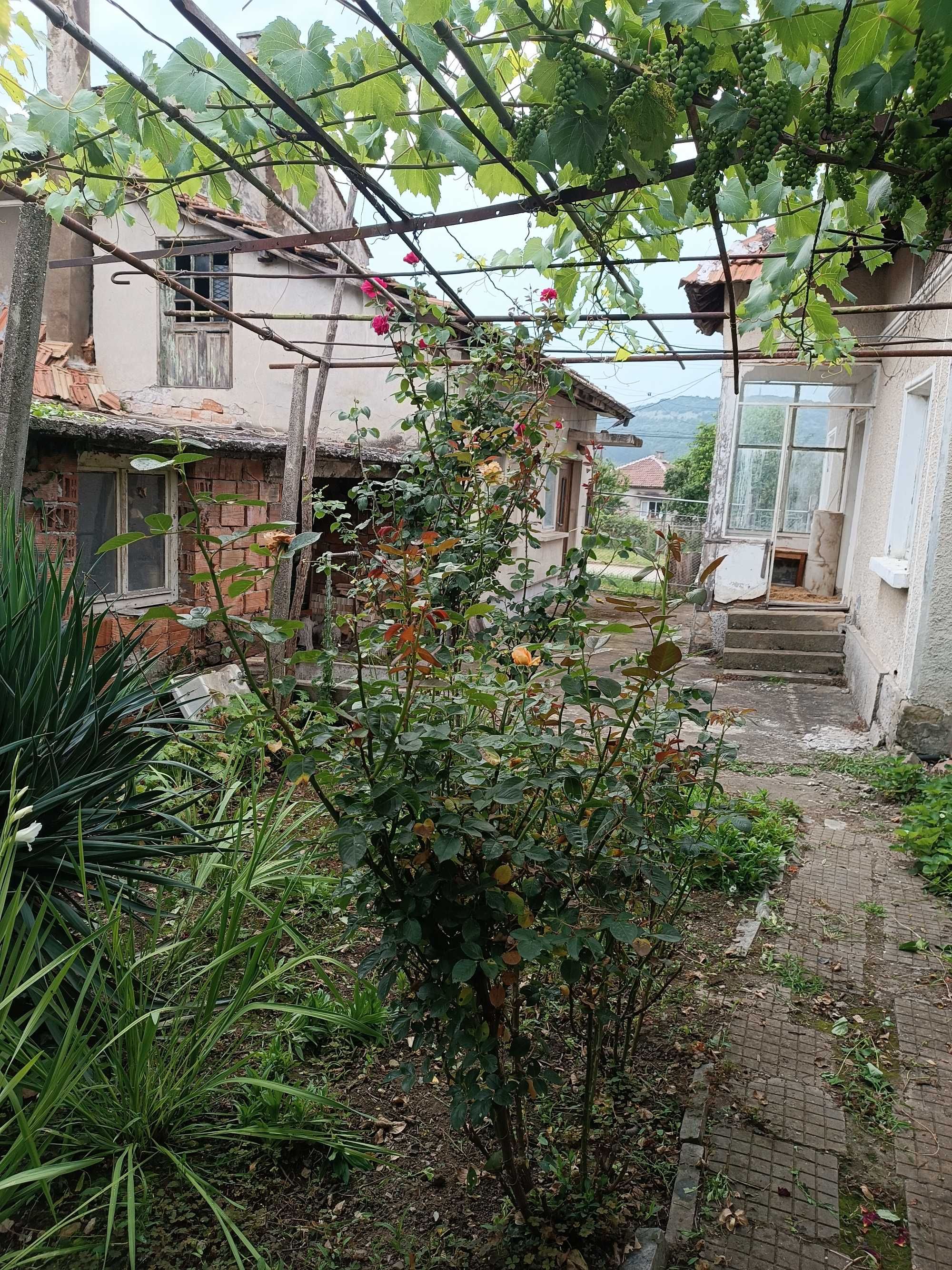 Къща  в центъра на село Дърманци