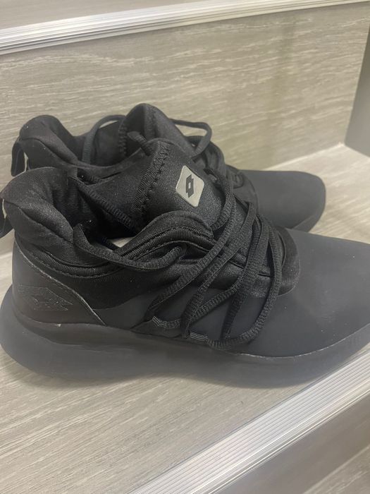 Adidași marca Lotto