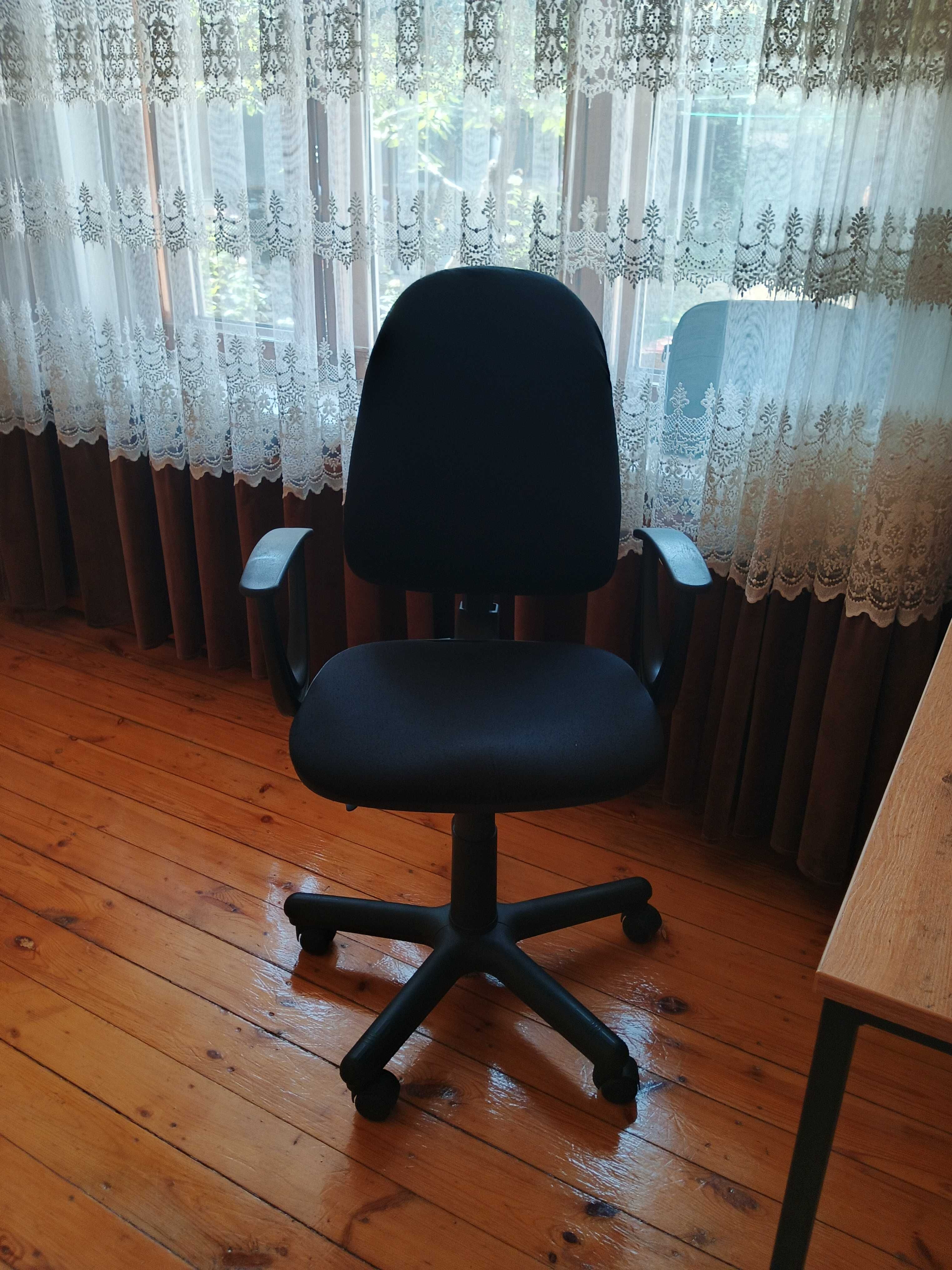 Ofisniy kreslo sotiladi