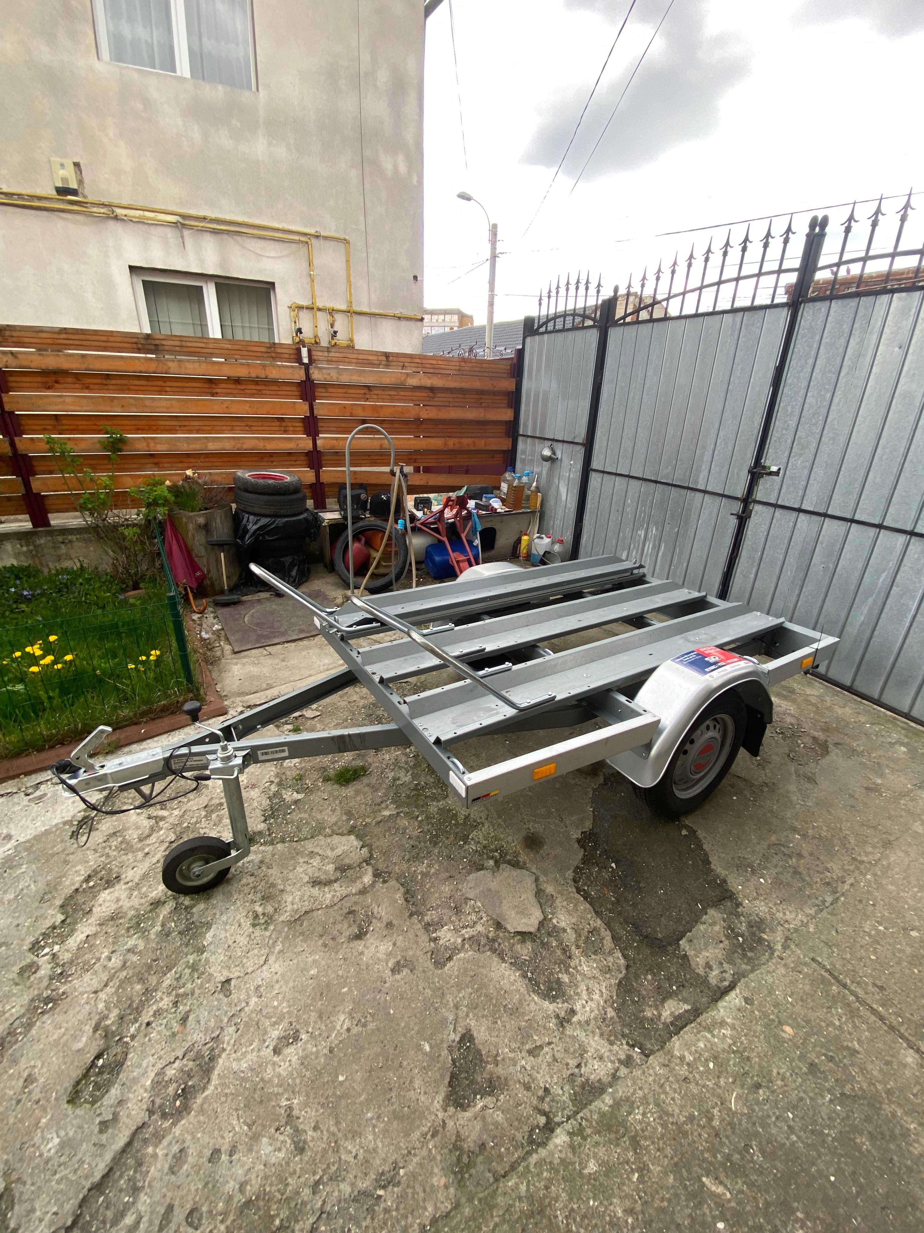 Inchiriez remorca moto cu 3 posturi / Ofer servicii transport/tractare