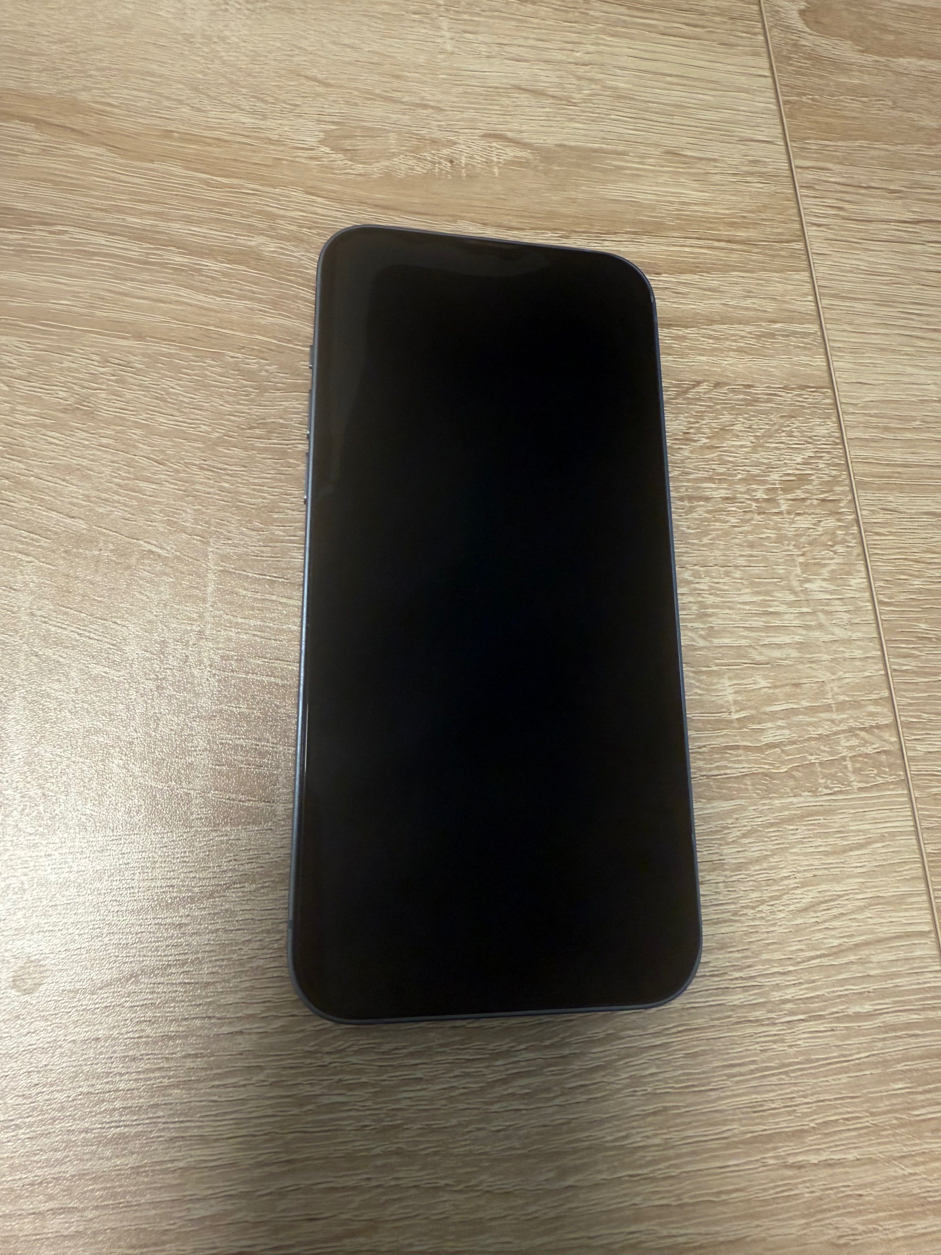 IPhone 14 Plus като нов, с подарък 8 кейса