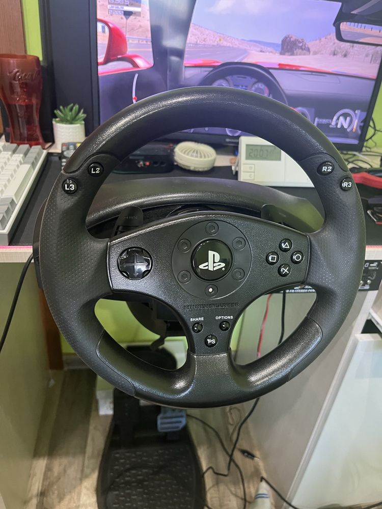 Продавам Волан за playstation 3/4 на марка:THRUSTMASTER T80
