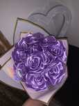 Buchet trandafiri din satin mov cu pietricele si fluturas