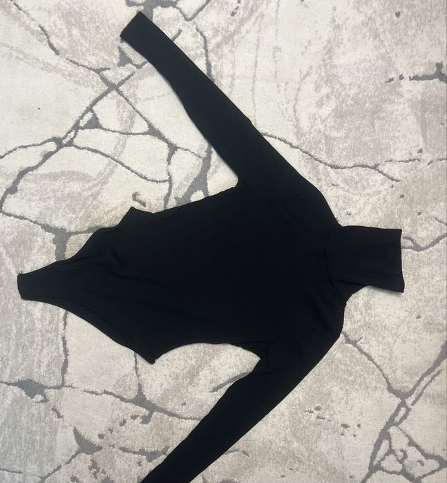 Body negru cu guler