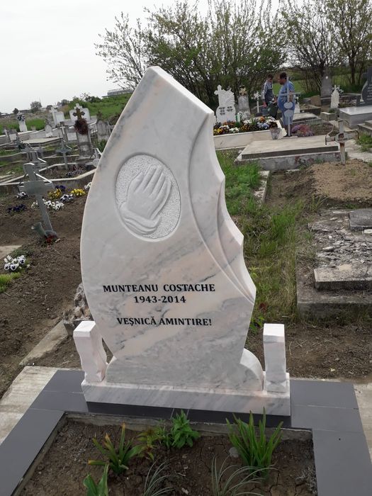 Cruci marmură, monumente funerare,livrare gratuita in tot județul BH.