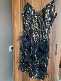 Къса черна рокля с пера и пайети