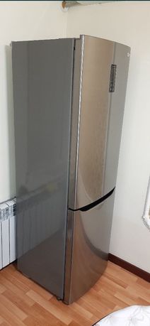 Холодильник LG с морозильной камерой в идеальном состоянии.