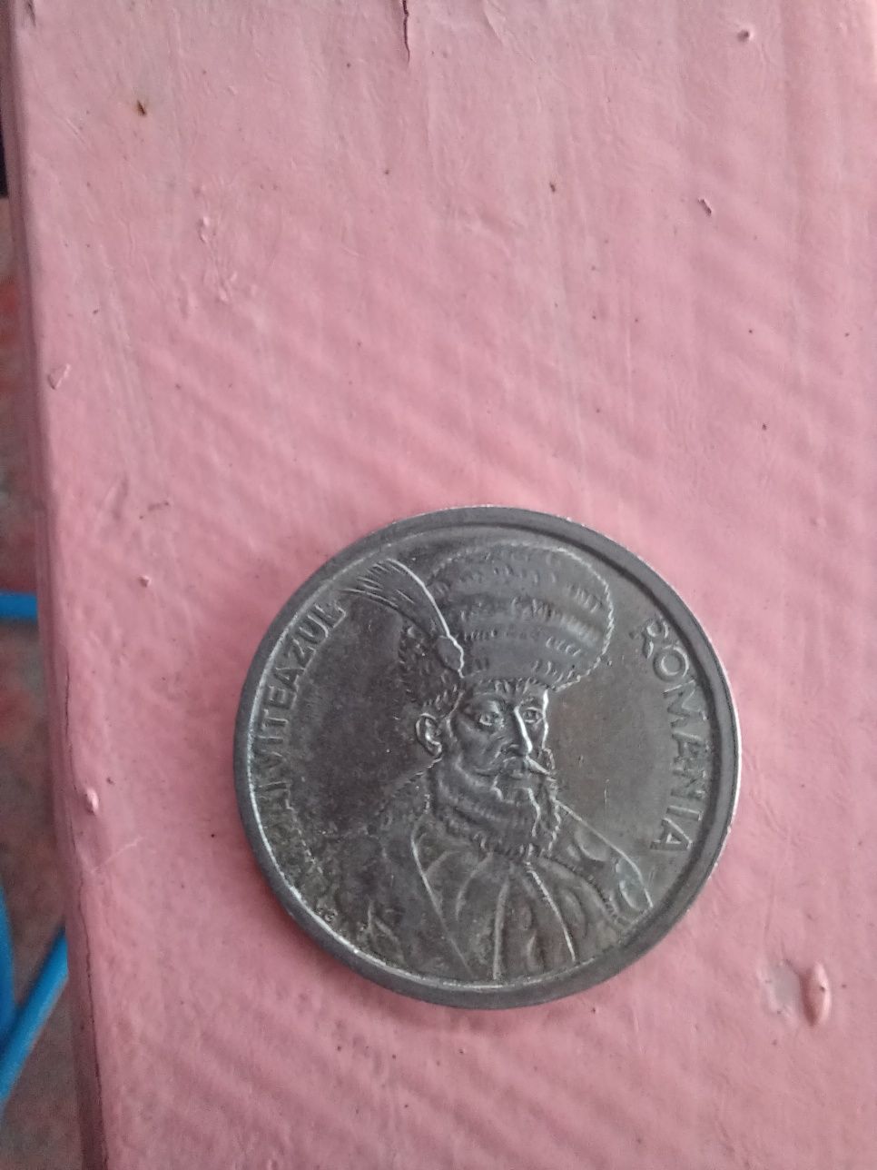 Moneda de 100 lei și bancota de 500