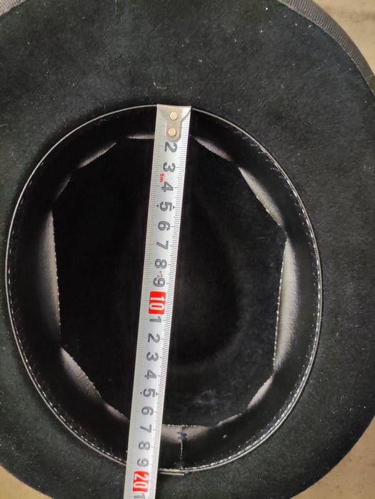 Продавам  елегантна шапка на Ирина Сардарева
и шал Cashmink Германия