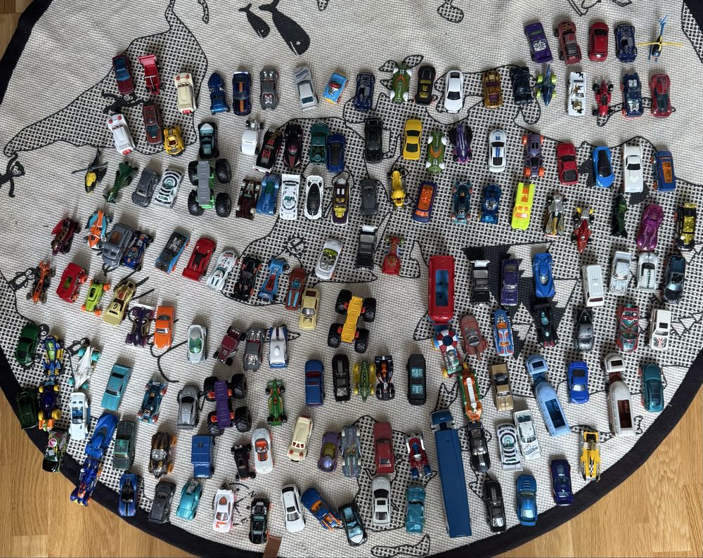 Vând colecție Hot Wheels – Seturi + 177 mașini