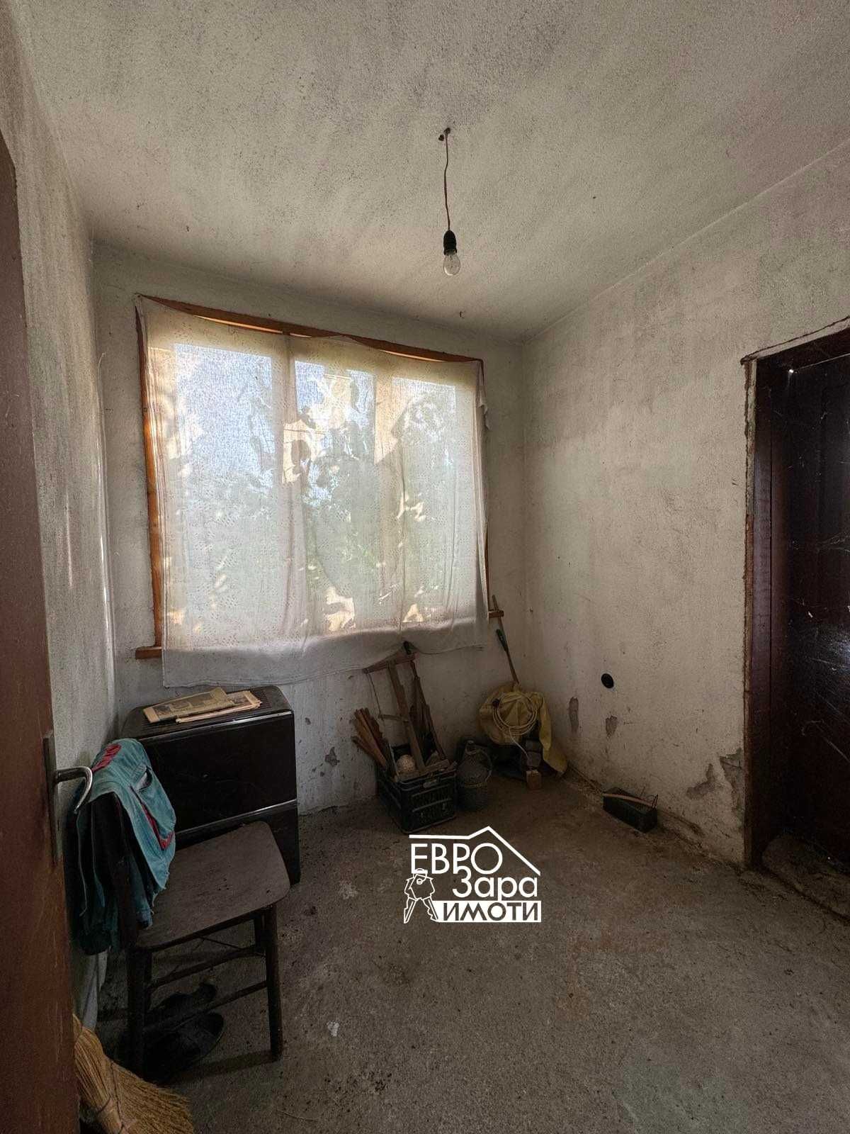 Триетажна къща за продажба в центъра на с.Преславен