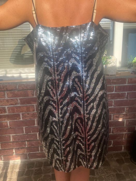 Нова много елегантна рокля на Mango Vioлета подходяща за официални пов