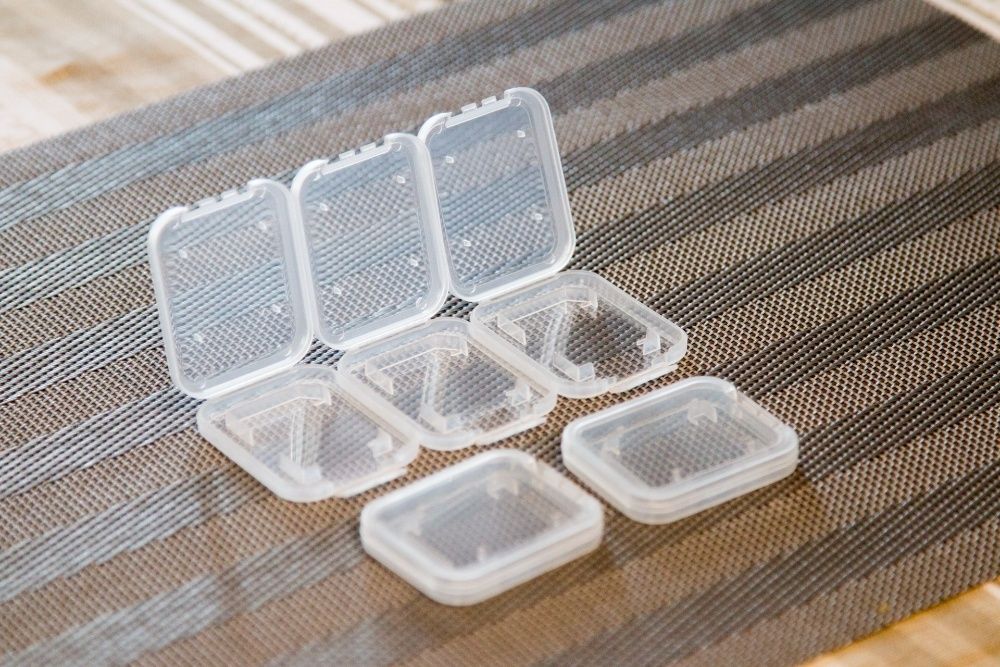 Vand cutii din plastic pentru protectie/pastrare carduri SD