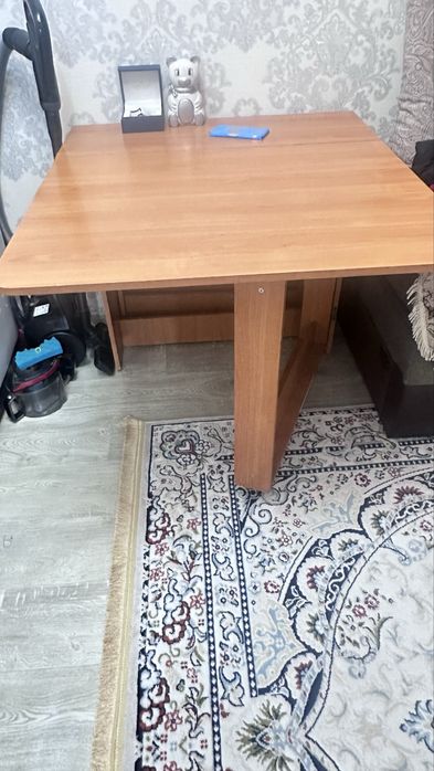 Диван,стол, прихожую