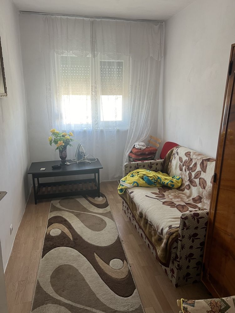 Vand apartament 3 camere+ garaj