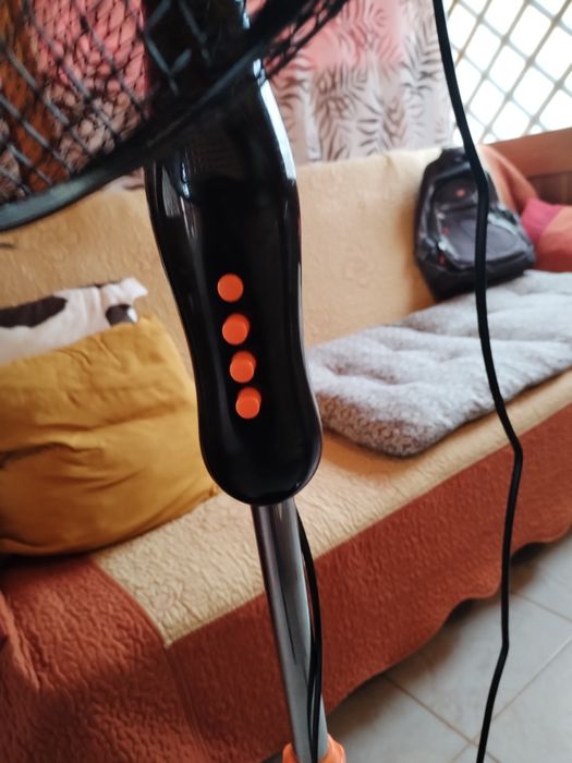 Vând ventilator de podea Daewoo.