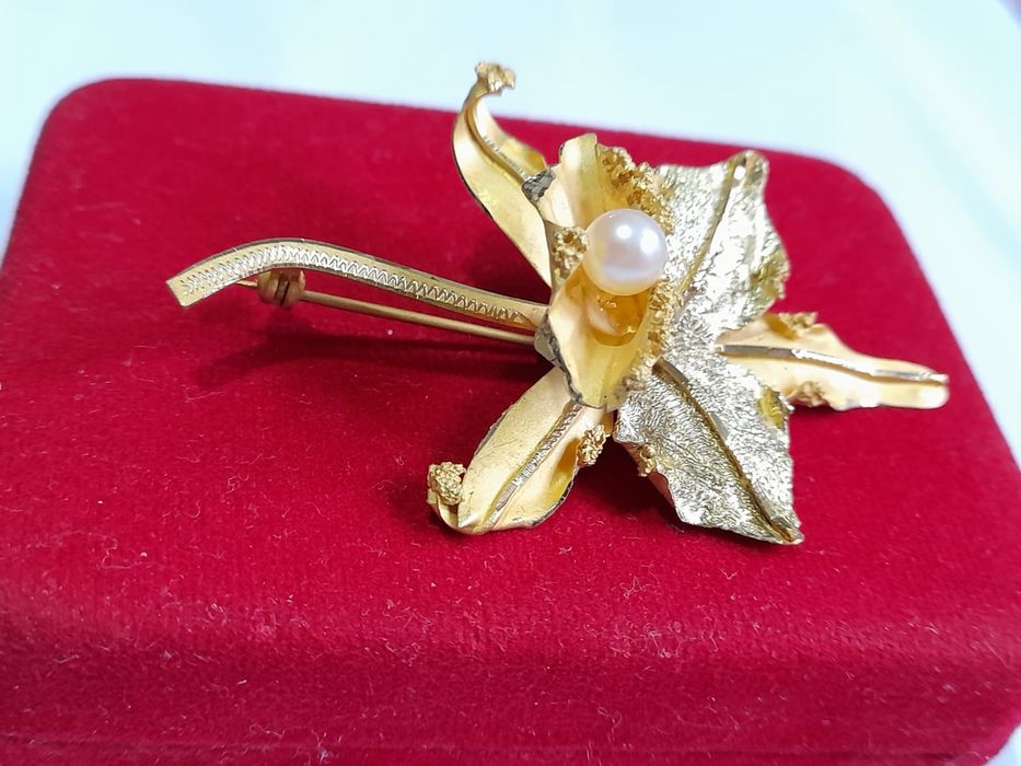 Broșă vintage din aur de 18 K impecabila estetic