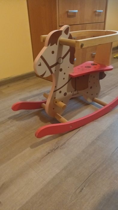 Дървено, люлеещо се столче