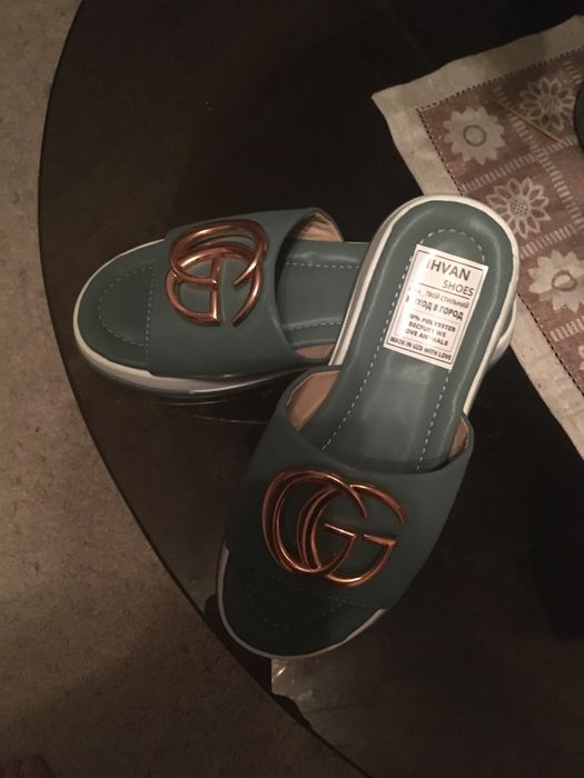 Продам новые шлепанцы