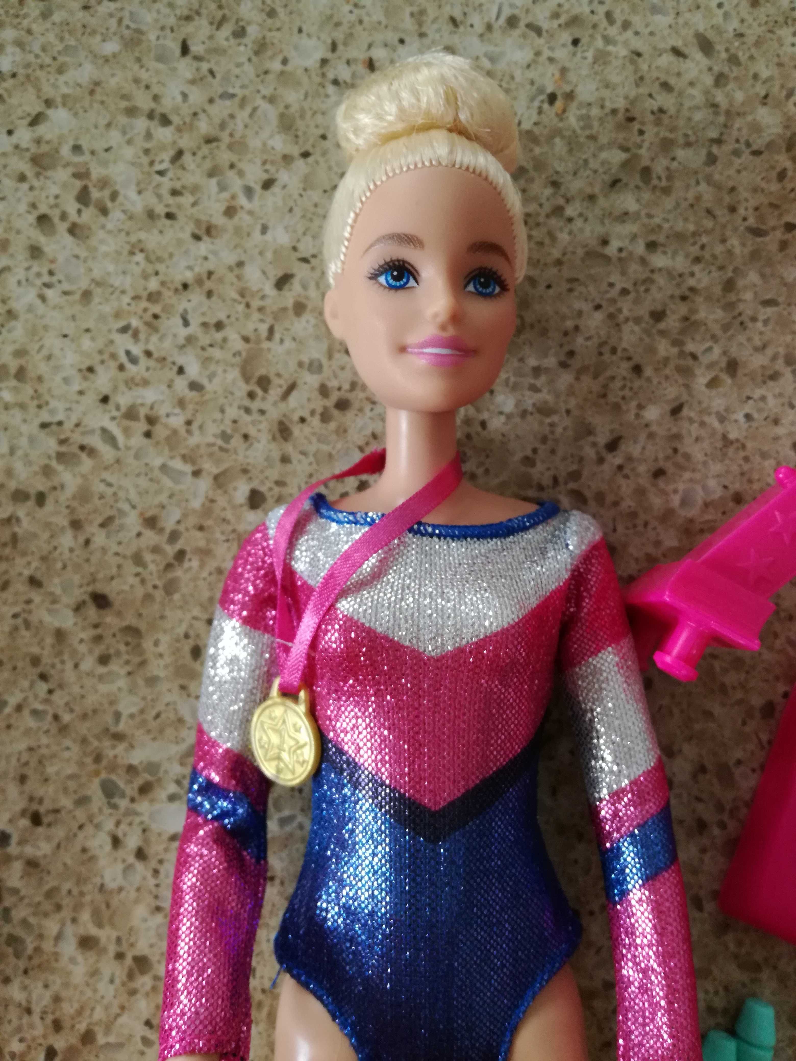 Papusa Barbie gimansta cu accesorii