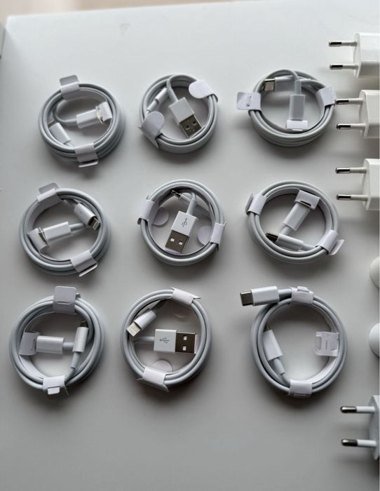 • Incarcator • Cablu USB • Iphone