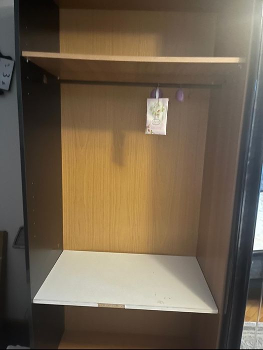 vând dormitor complet: pat, dulap, 2 noptiere + oglindă