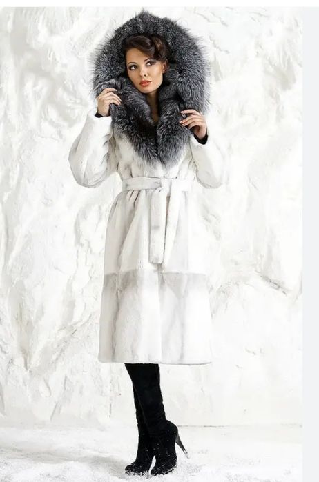 Шикарная белая шуба, новая, бобрик, капюшон - чернобурка