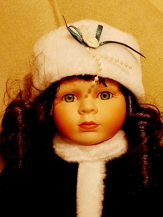 Порцеланова музикална кукла