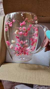 Чаша с двойно дъно и вградени цветя