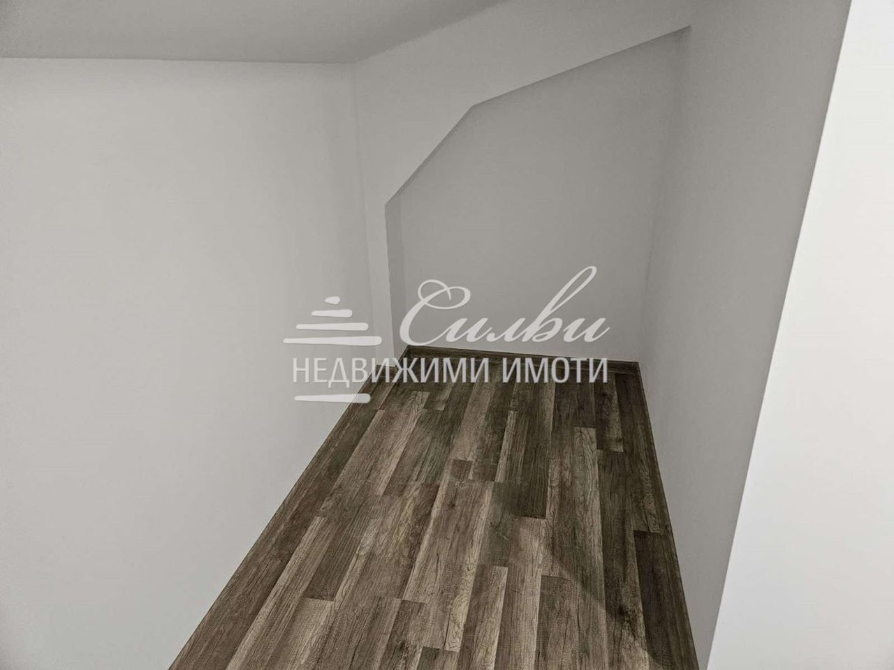 Продава се Тристаен апартамент в Шумен, Томбул джамия - 154 кв.м за 861 €/кв.м - Снимка #8