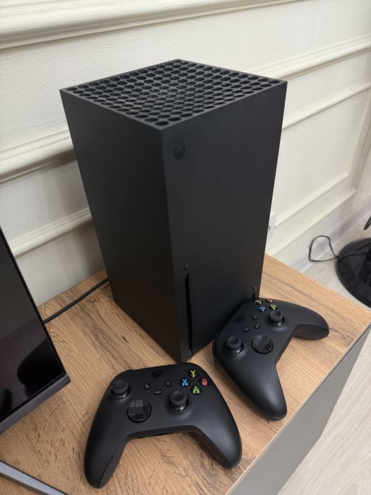 Игровая приставка Xbox Series X 1TB черный + 2 геймпада