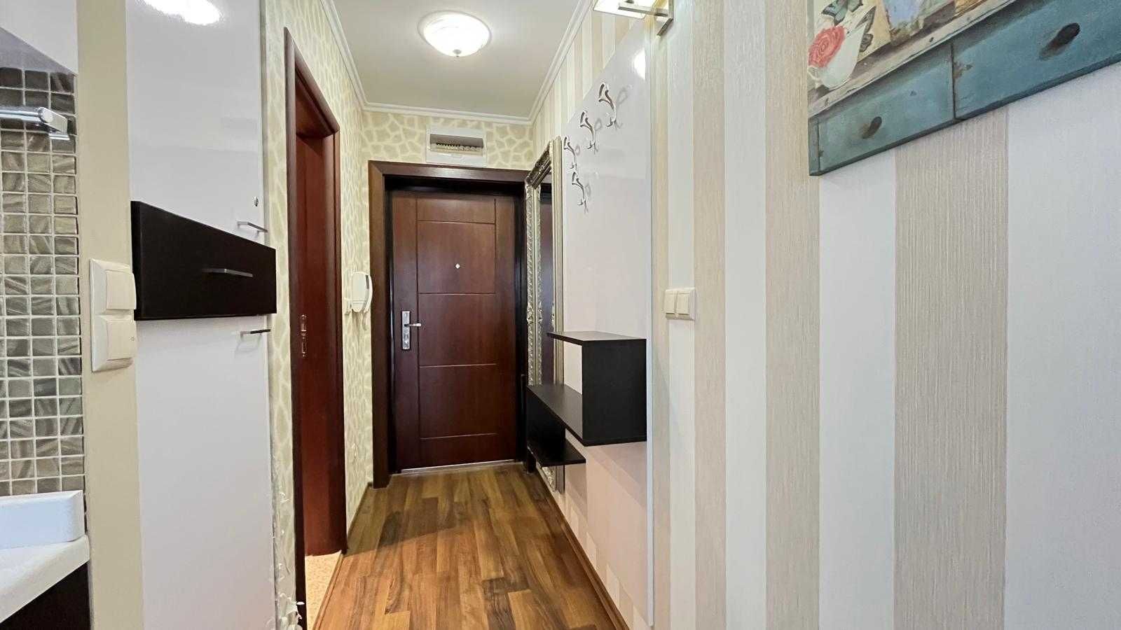 Стилен двустаен апартамент в к-с „Rose Gardens“, Първа линия
