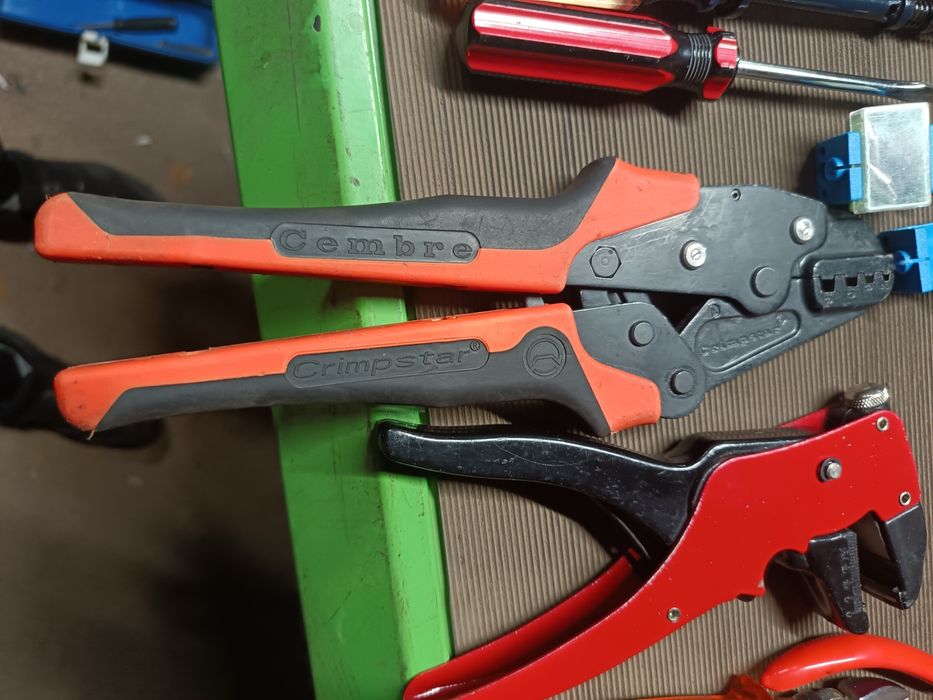 Продават се инструменти