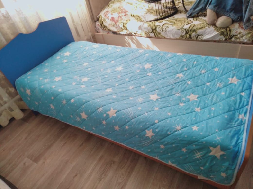 Кровать полуторка с матрасом и парта