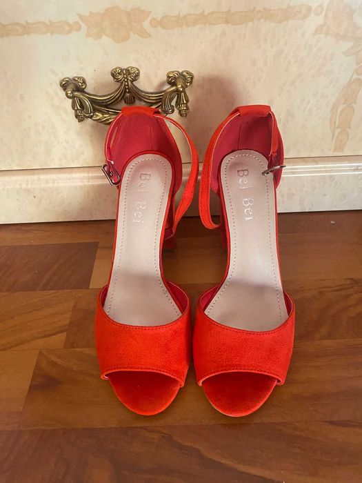 Vând sandale piele întoarsă, ecologică, culoare roșu-corai, mărimea 37