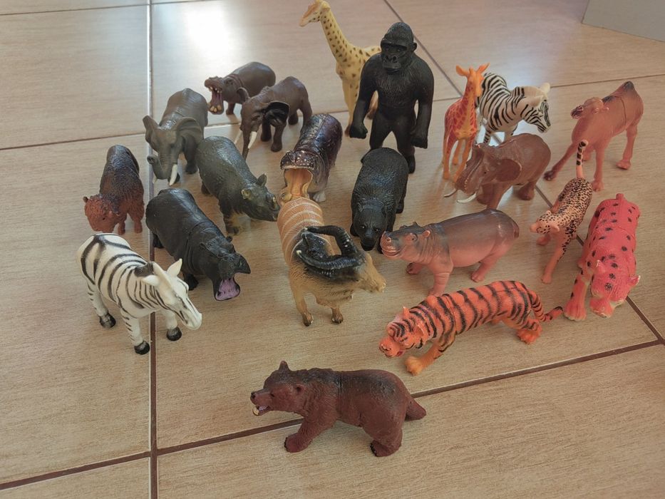 Различни видове животни детски играчки - домашни, диви, динозаври, нас