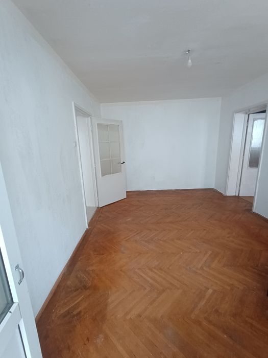 Vând apartament doua camere semidecomandat in Sinaia