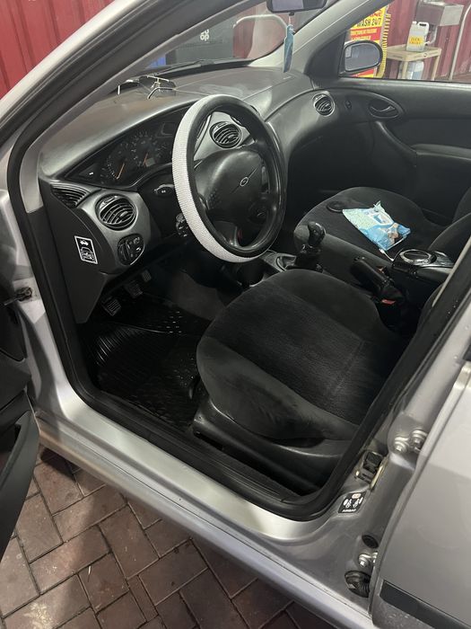 Vand ford focus 1.4 benzina masina se prezinta fix ca si in poze pret