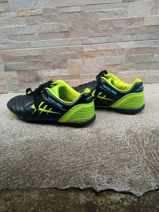 Футболни обувки (Стоножки)