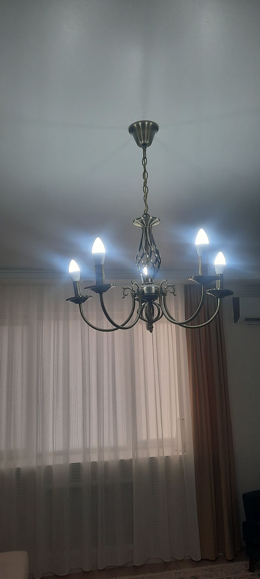 Продам две люстры