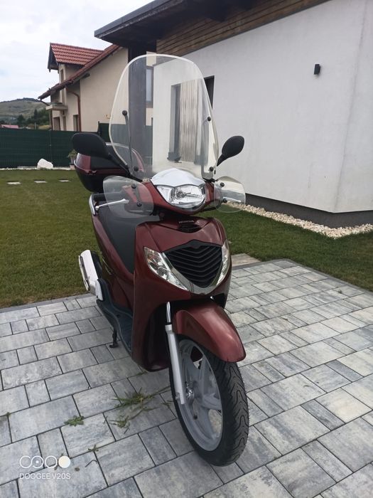 Honda Sh 125 i.   Se conduce cu B