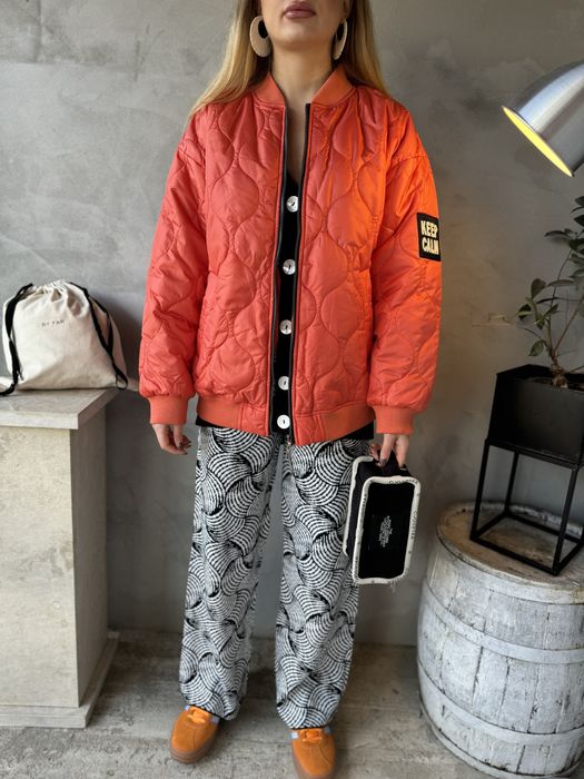Бомбър яке в бял и оранжев цвят