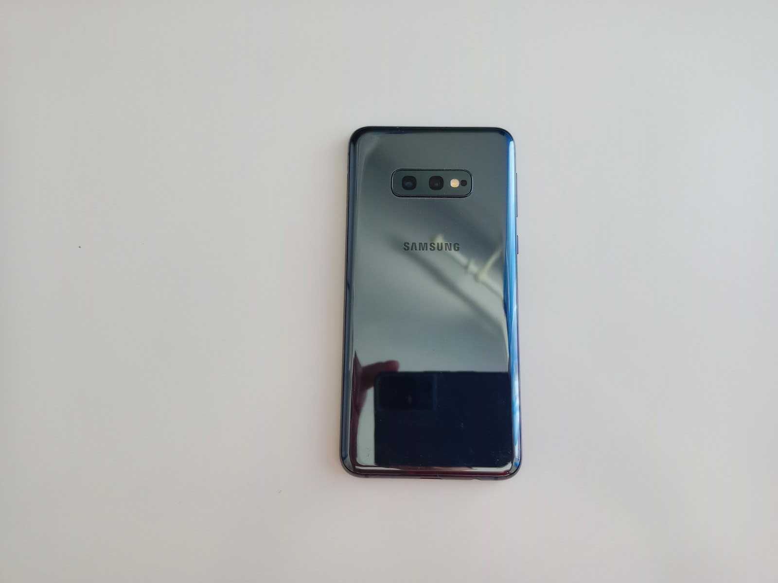 Телефон Samsung S10e 128GB Prism Black+зарядно устройство