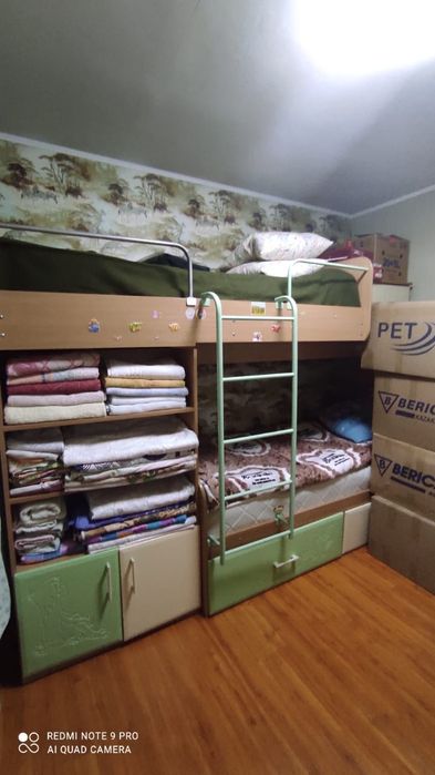 Срочно продам детский спальную гарнитуру компьютерные столы и кресла